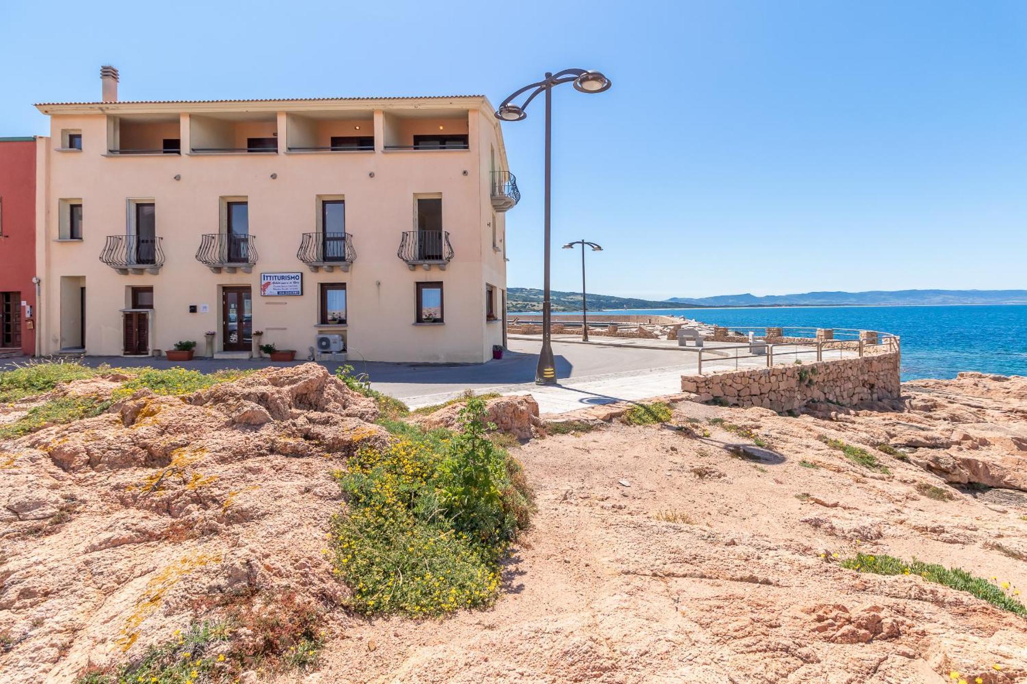 Casa Sulla Scogliera Isola Rossa Apartment Luaran gambar